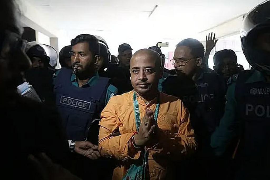মায়ের মৃত্যুতে চিন্ময় কৃষ্ণ দাসকে পাঁচ ঘণ্টার জন্য প্যারোলে মুক্তির আদেশ