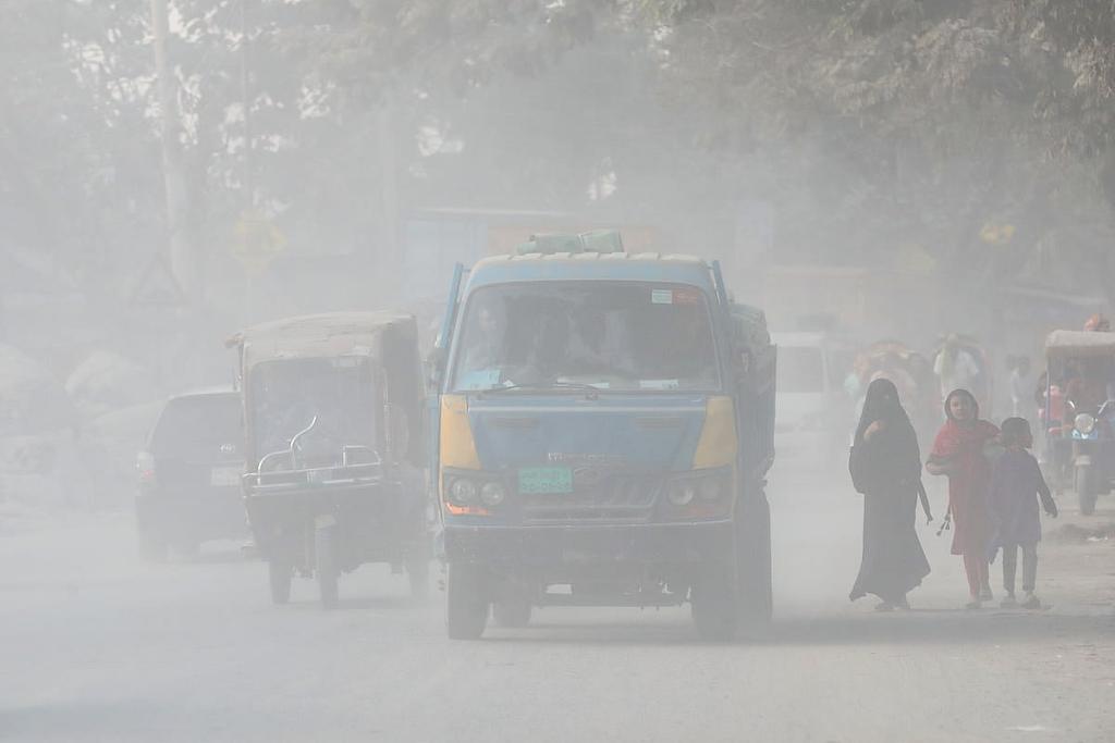 বিশ্বের ১২২ নগরীর মধ্যে বায়ুদূষণে শীর্ষে ঢাকা, ৯ স্থানে ব্যাপক দূষণ