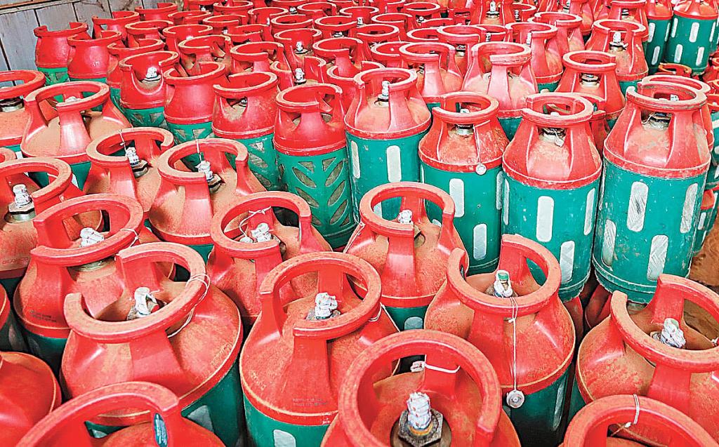 ১২ কেজি এলপিজি সিলিন্ডারে দাম বেড়েছে ২১২ টাকা