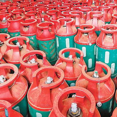 ১২ কেজি এলপিজি সিলিন্ডারে দাম বেড়েছে ২১২ টাকা