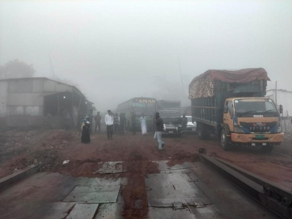 দৌলতদিয়া-পাটুরিয়া নৌপথে কুয়াশা, দিক হারিয়ে মাঝনদীতে আটকে ছিল তিনটি ফেরি