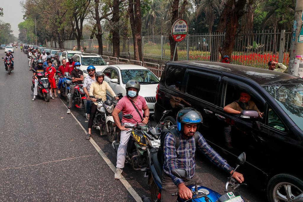 তেলের জন্য ফিলিং স্টেশনে ভিড়