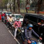 তেলের জন্য ফিলিং স্টেশনে ভিড়