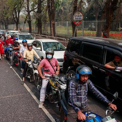 তেলের জন্য ফিলিং স্টেশনে ভিড়