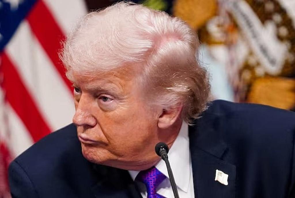 হরমুজ প্রণালি বন্ধ রেখেই ইরানের বিরুদ্ধে যুদ্ধ শেষ করতে চান ট্রাম্প: ওয়াল স্ট্রিট জার্নাল