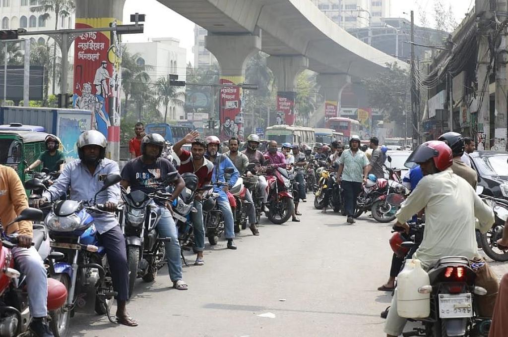 জ্বালানি তেল নিতে বাড়তি টাকা গুনতে হবে আজ থেকে, কোনটায় দাম কত বাড়ল