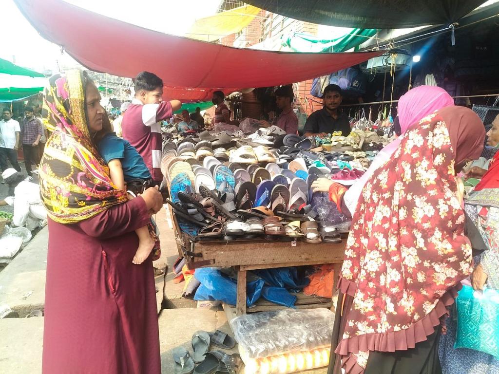 ছয়জনের জন্য ২ হাজার টাকা নিয়ে ঈদবাজারে তাঁরা