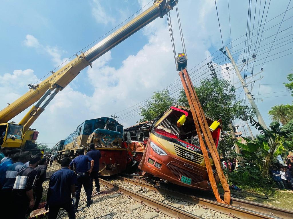 ট্রেন-বাস সংঘর্ষে ১২ জন নিহতের পেছনে রেলওয়ের কর্মীদের কয়েক স্তরের গাফিলতি