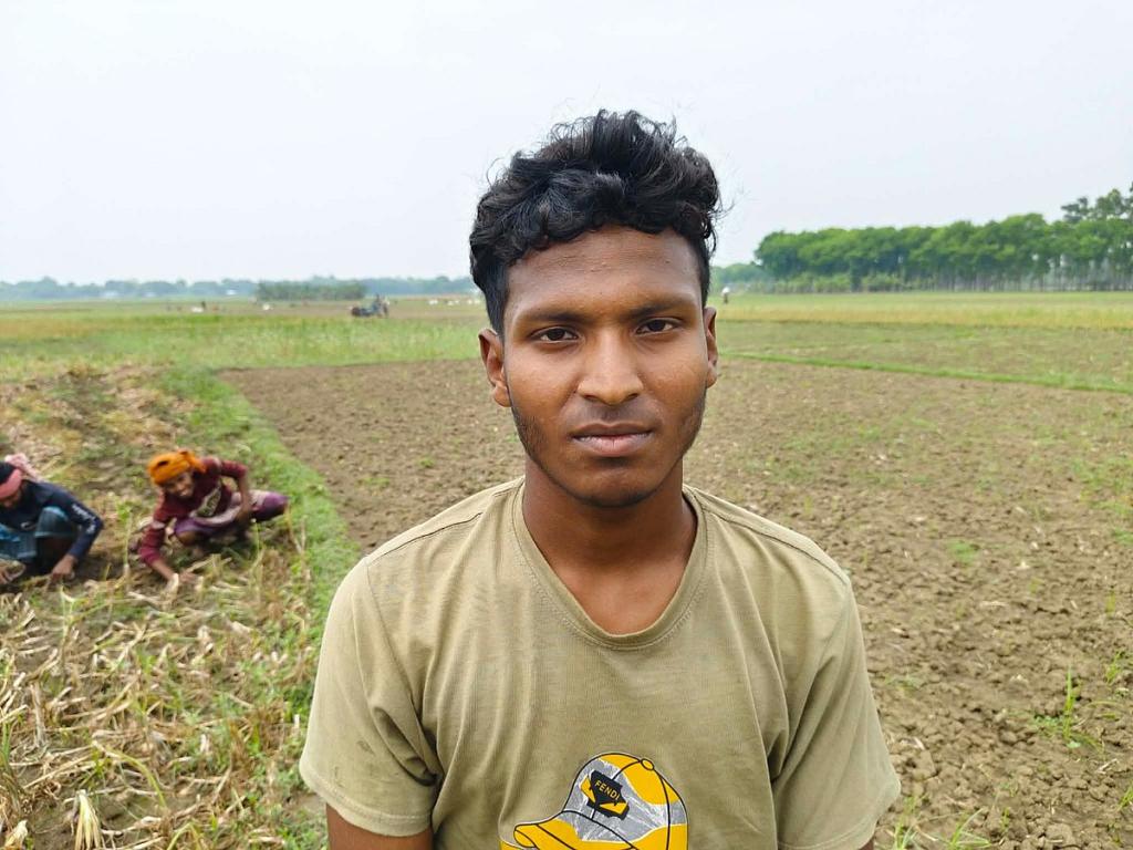 বিশ্ববিদ্যালয়ে ভর্তির টাকা জোগাতে শ্রমিকের কাজ করছেন ওমর