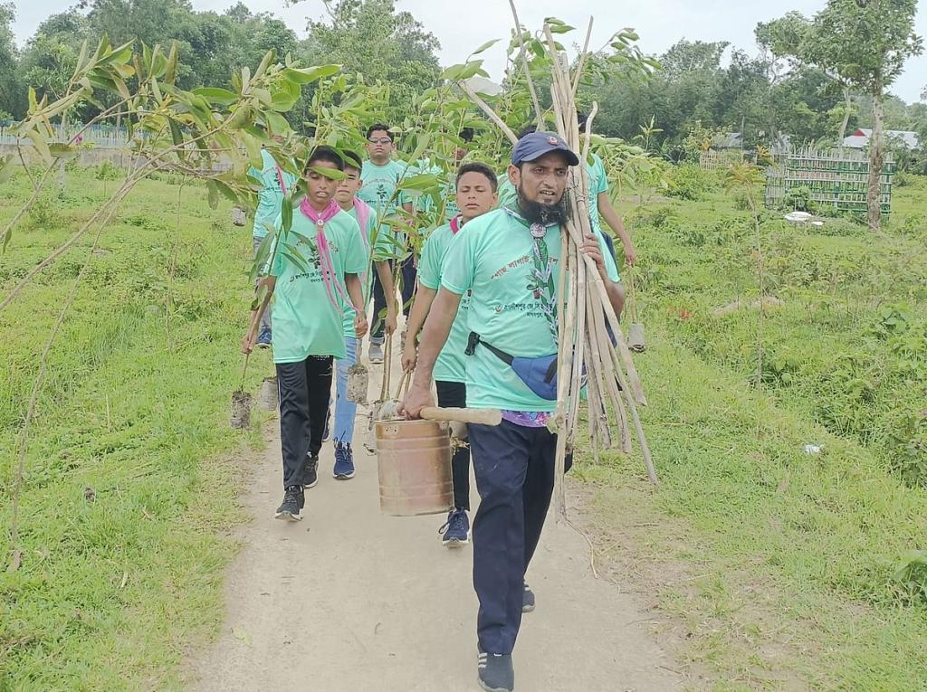 যেখানেই খালি জমি পান গাছ লাগান শিক্ষক মোস্তাক, পরিচর্যাও করেন নিয়মিত