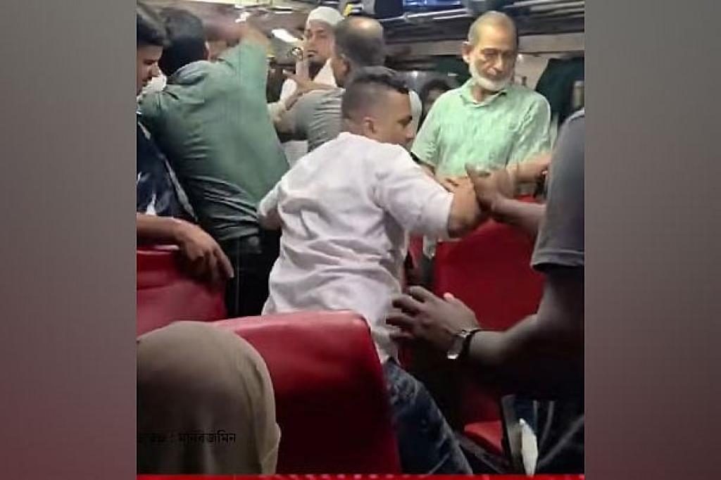 বিনা টিকিটে ট্রেনে উঠে টিকিটধারীদের মারধর