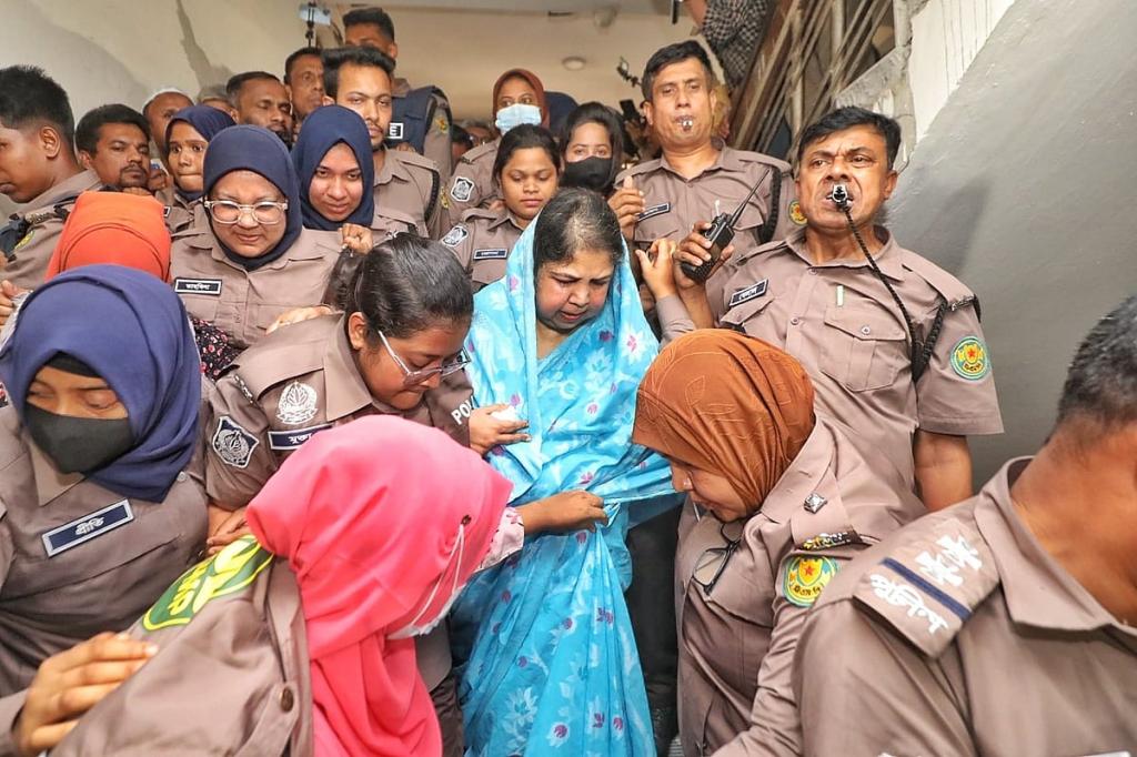 আদালতে শিরীন শারমিনের ২০ মিনিট, পড়ে গেলেন সিঁড়িতে