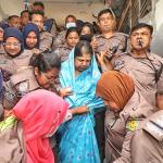 আদালতে শিরীন শারমিনের ২০ মিনিট, পড়ে গেলেন সিঁড়িতে