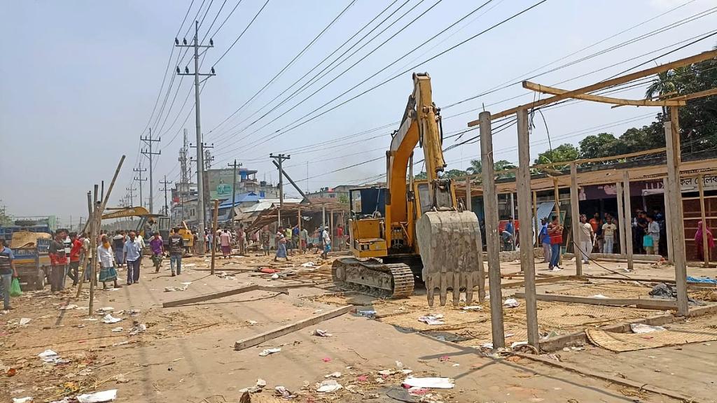 কুমিল্লার নিমসার বাজারে মহাসড়কের পাশে চার শতাধিক অবৈধ স্থাপনা উচ্ছেদ