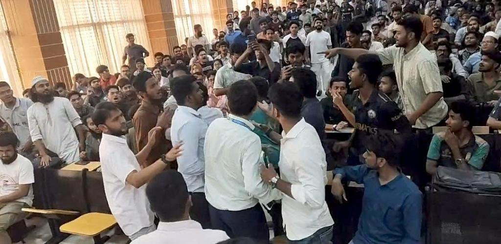 ‘ভুয়া ভুয়া’, ‘গুপ্ত, গুপ্ত’—পাল্টাপাল্টি স্লোগানে যবিপ্রবিতে উত্তেজনা