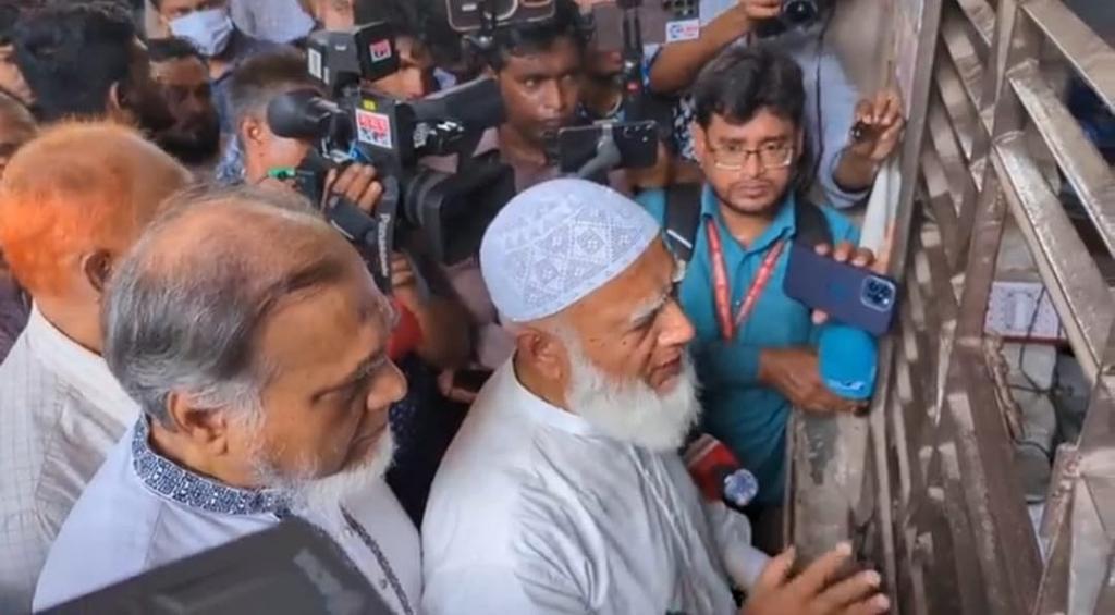 জনদুর্ভোগ আছে কি না, বুঝতে পেট্রলপাম্প পরিদর্শনে গেলেন জামায়াত আমির