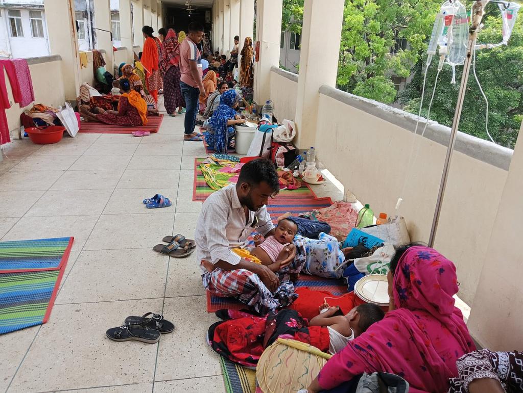 হামের উপসর্গ নিয়ে এখনো বারান্দা ও সাধারণ রোগীদের সঙ্গে চিকিৎসা নিচ্ছে শিশুরা