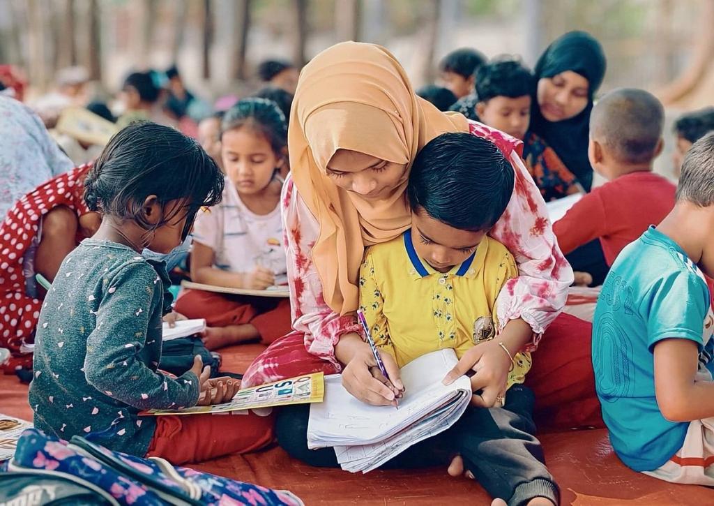 কীর্তনখোলার তীরে গাছের ছায়ায় ‘আমাদের পাঠশালা’