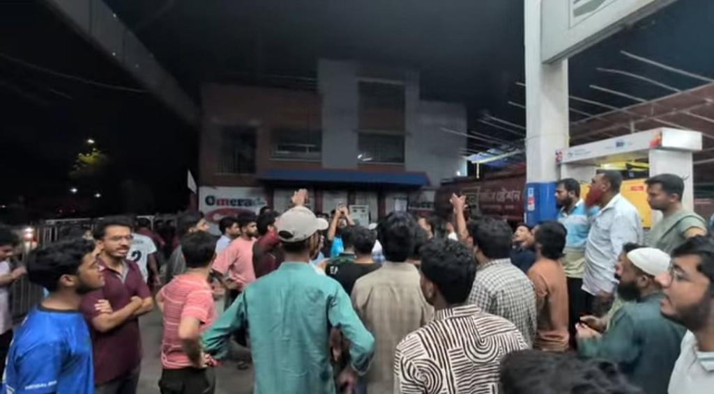 জাহাঙ্গীরনগর বিশ্ববিদ্যালয়ের বাসচালককে মারধর, গভীর রাতে ঢাকায় গিয়ে শিক্ষার্থীদের বিক্ষোভ