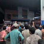 জাহাঙ্গীরনগর বিশ্ববিদ্যালয়ের বাসচালককে মারধর, গভীর রাতে ঢাকায় গিয়ে শিক্ষার্থীদের বিক্ষোভ