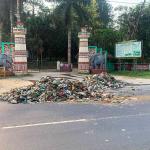 ভাওয়াল জাতীয় উদ্যানের ফটকের সামনে রাতের আঁধারে বর্জ্য ফেলল কারা, প্রশ্ন কর্তৃপক্ষের