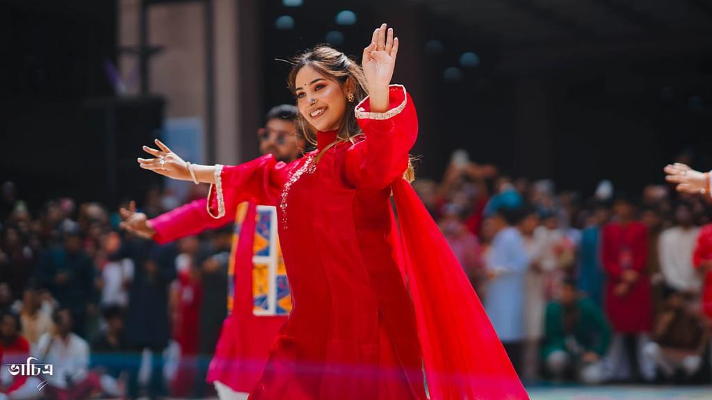 নর্থ সাউথের ‘লাল জামা পরা মেয়েটা’