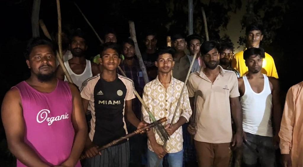 জামালপুর সীমান্তে ঠেলে পাঠানো প্রতিরোধে বিজিবির সঙ্গে গ্রামবাসীর পাহারা