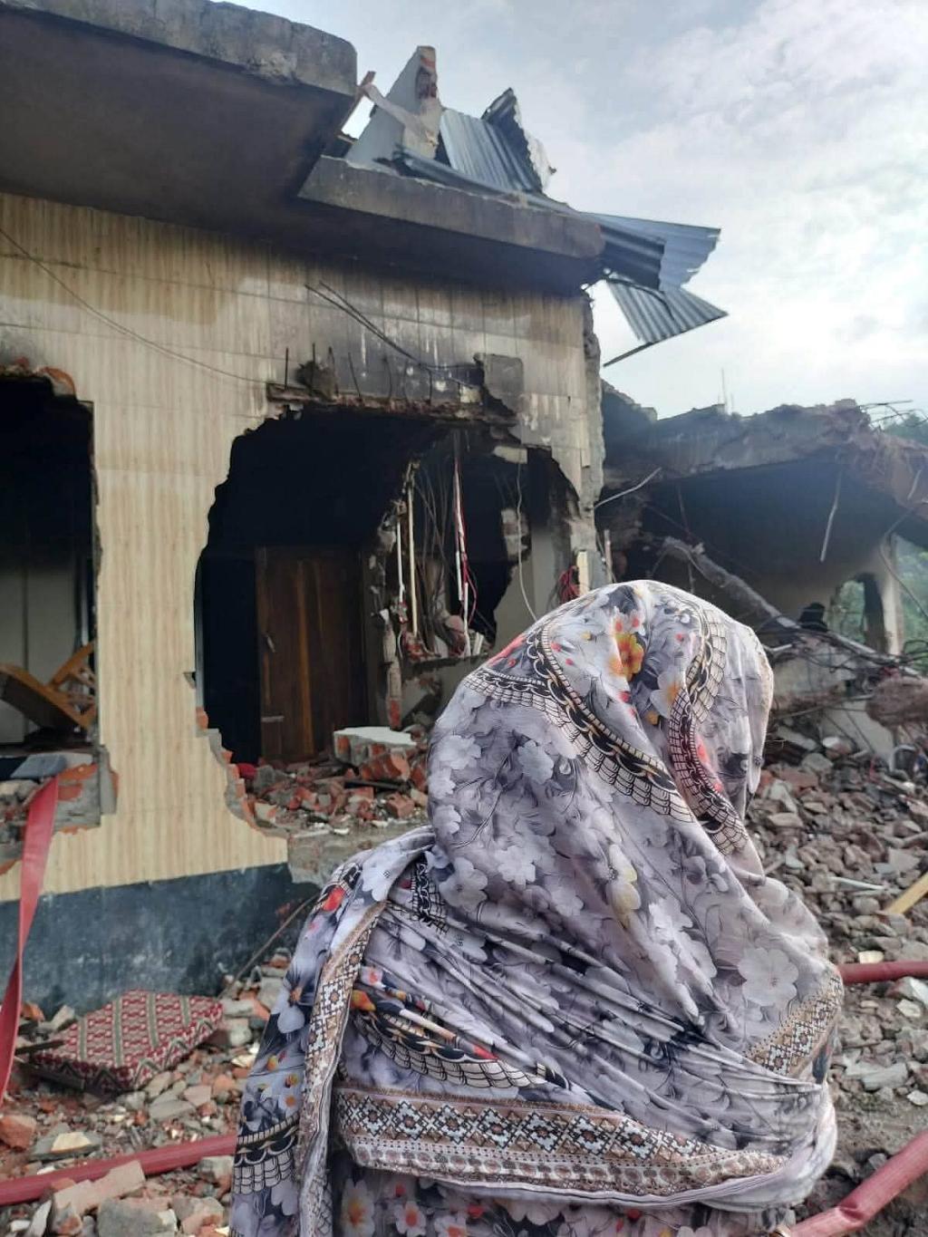 পটুয়াখালীতে আওয়ামী লীগ নেতার বাড়ি বুলডোজারে ভাঙচুর, লুটপাটের পর আগুন