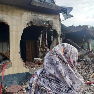 পটুয়াখালীতে আওয়ামী লীগ নেতার বাড়ি বুলডোজারে ভাঙচুর, লুটপাটের পর আগুন