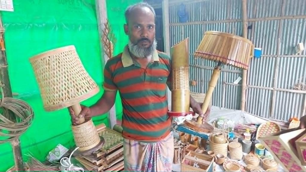 দিনমজুর থেকে উদ্যোক্তা, বাঁশের হস্তশিল্পে সফল হাজীমুল