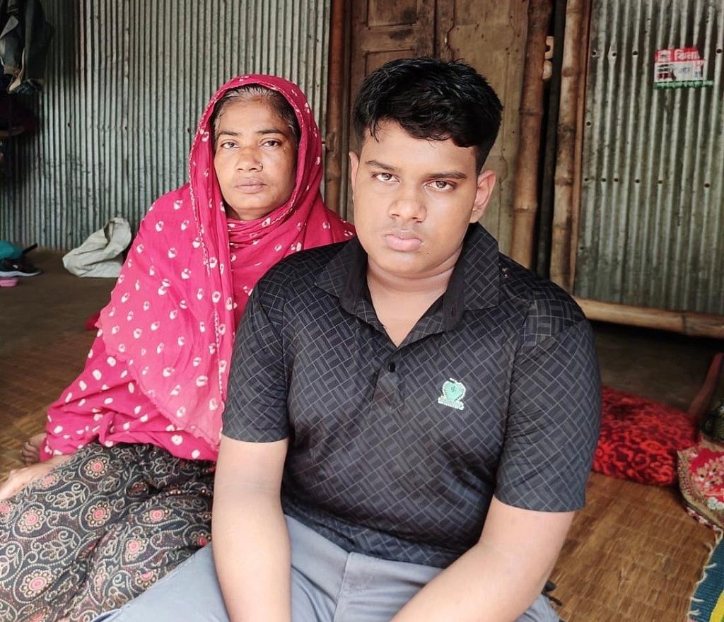 বাবা নেই, একমাত্র সম্বল ইজিবাইকটিও ছিনতাই হলো, দিশাহারা কিশোর মিশকাত