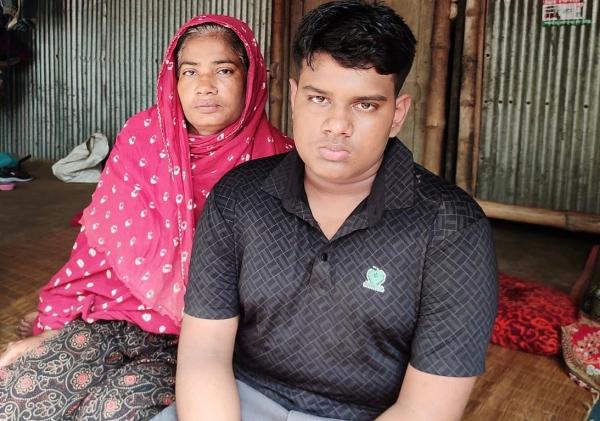 বাবা নেই, একমাত্র সম্বল ইজিবাইকটিও ছিনতাই হলো, দিশাহারা কিশোর মিশকাত