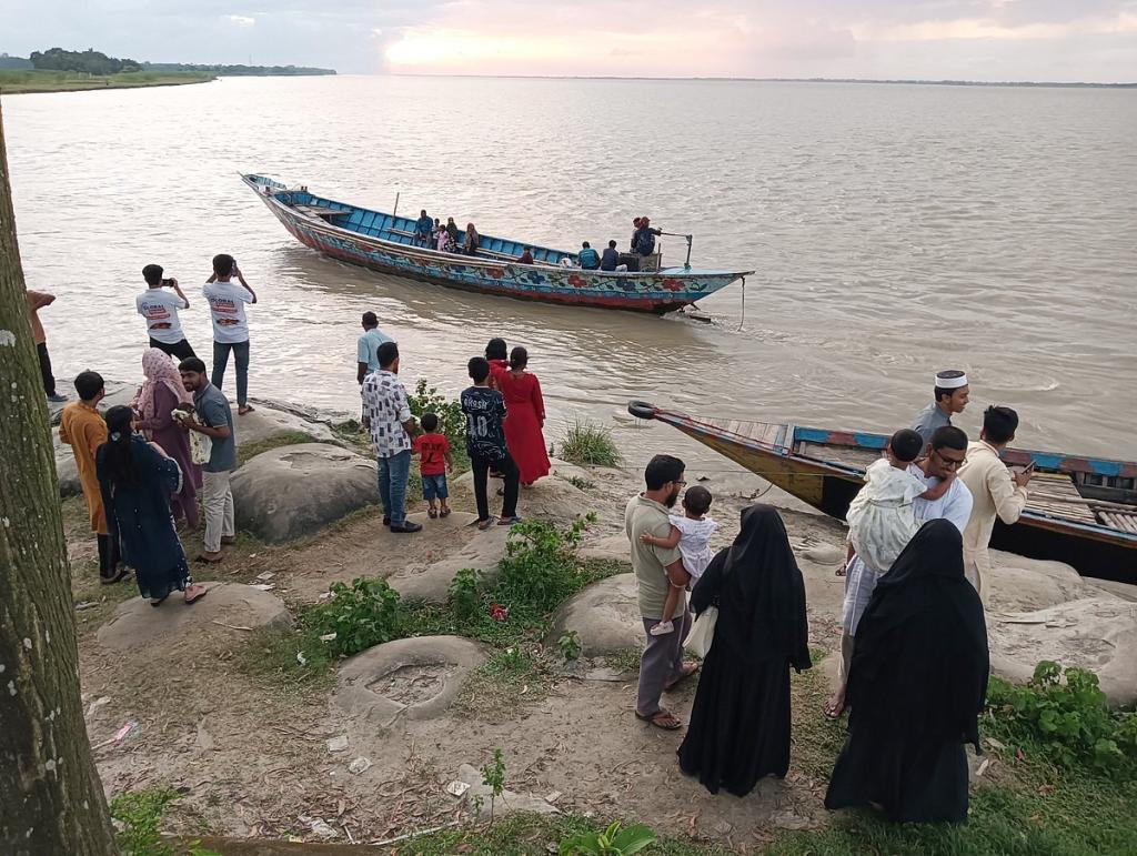 রাজবাড়ীর পদ্মাপাড়ে ‘মিনি কক্সবাজারে’ ছুটছেন বিনোদনপ্রেমীরা