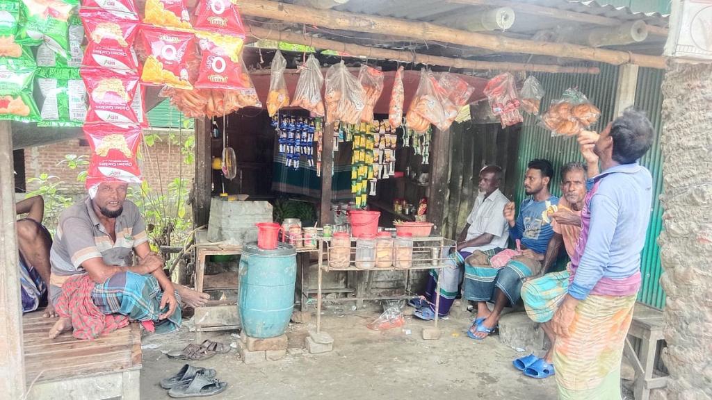 মালিক বা দোকানদার থাকেন না, ক্রেতারা নিজের মতো খেয়ে টাকা রেখে যান