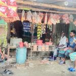 মালিক বা দোকানদার থাকেন না, ক্রেতারা নিজের মতো খেয়ে টাকা রেখে যান