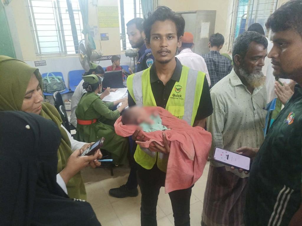 কান্নার শব্দ পেয়ে ঝোপ থেকে এক নবজাতক উদ্ধার