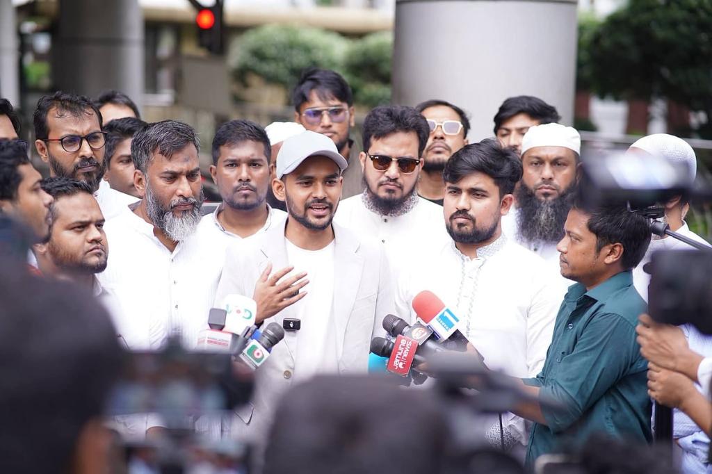 ওমরাহ করে ফিরলেন আসিফ মাহমুদ, মক্কা চুক্তি নিয়ে সরকারের অবস্থানকে বললেন ইতিবাচক