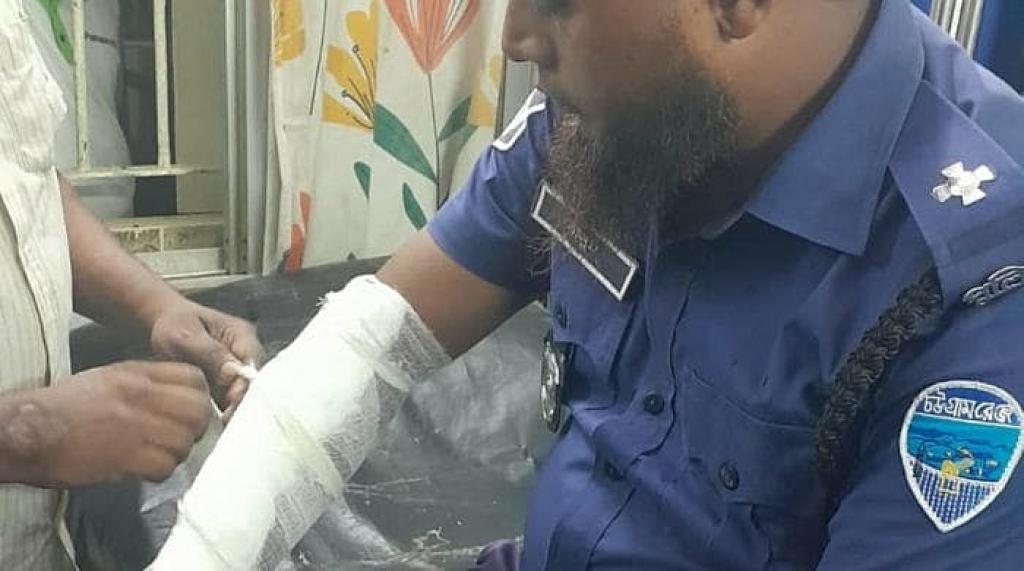 পুলিশকে কামড় দিয়ে পরোয়ানাভুক্ত আসামিকে ছিনিয়ে নেওয়ার চেষ্টা